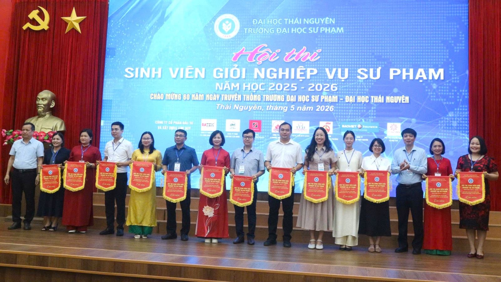 Đại diện các đơn vị nhận cờ thi đua tại Hội thi